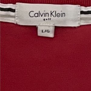 Short sleeve shirt, with button up collar.